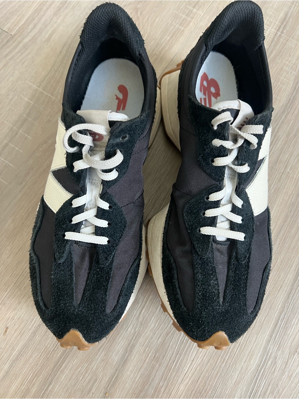 New Balance 327 Black White
Retro Running Sneakers Sz 9
Vintage Vibe Retro Run - Picture 5 of 10
